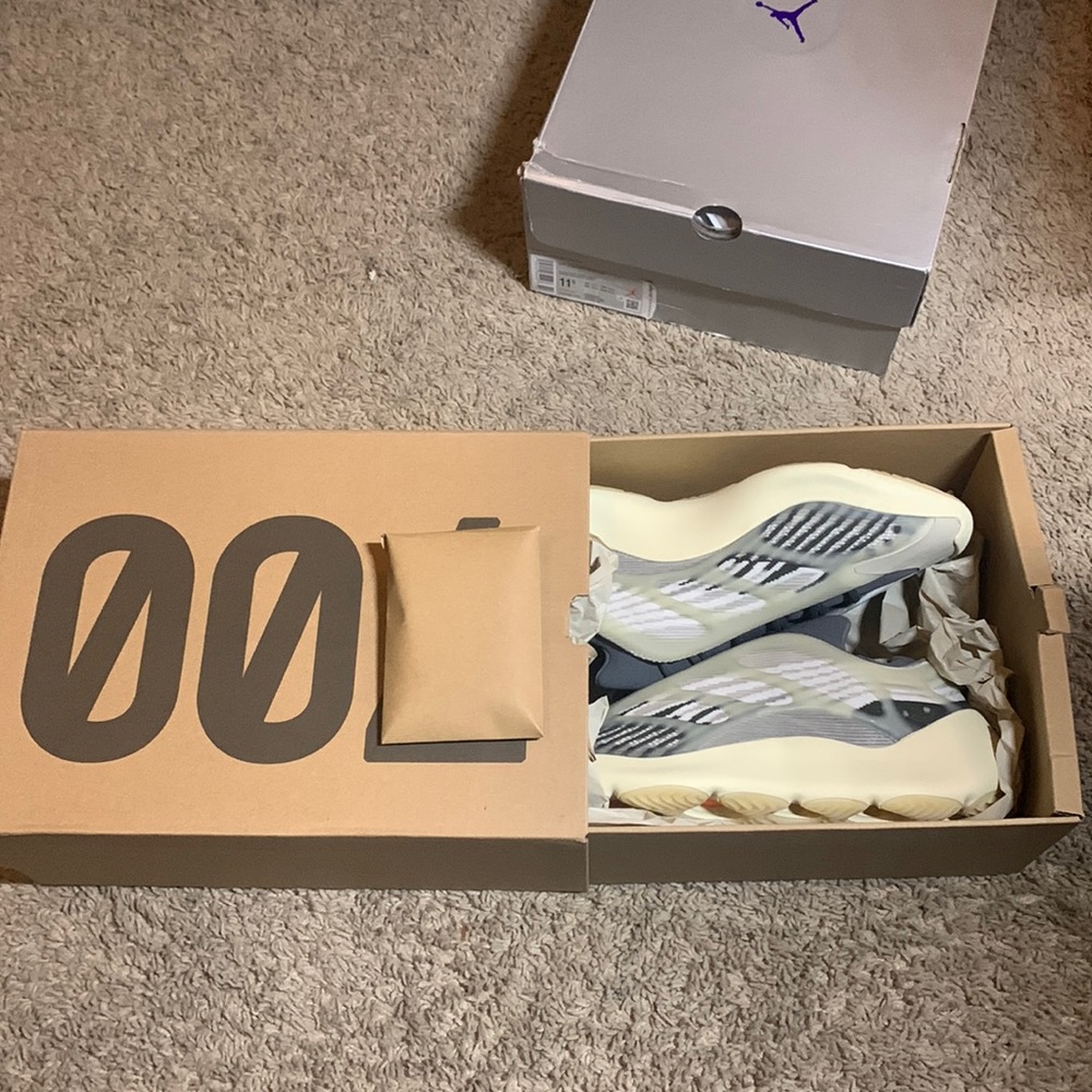 Yeezy 700 v3 Fade Salt BRAND NEW